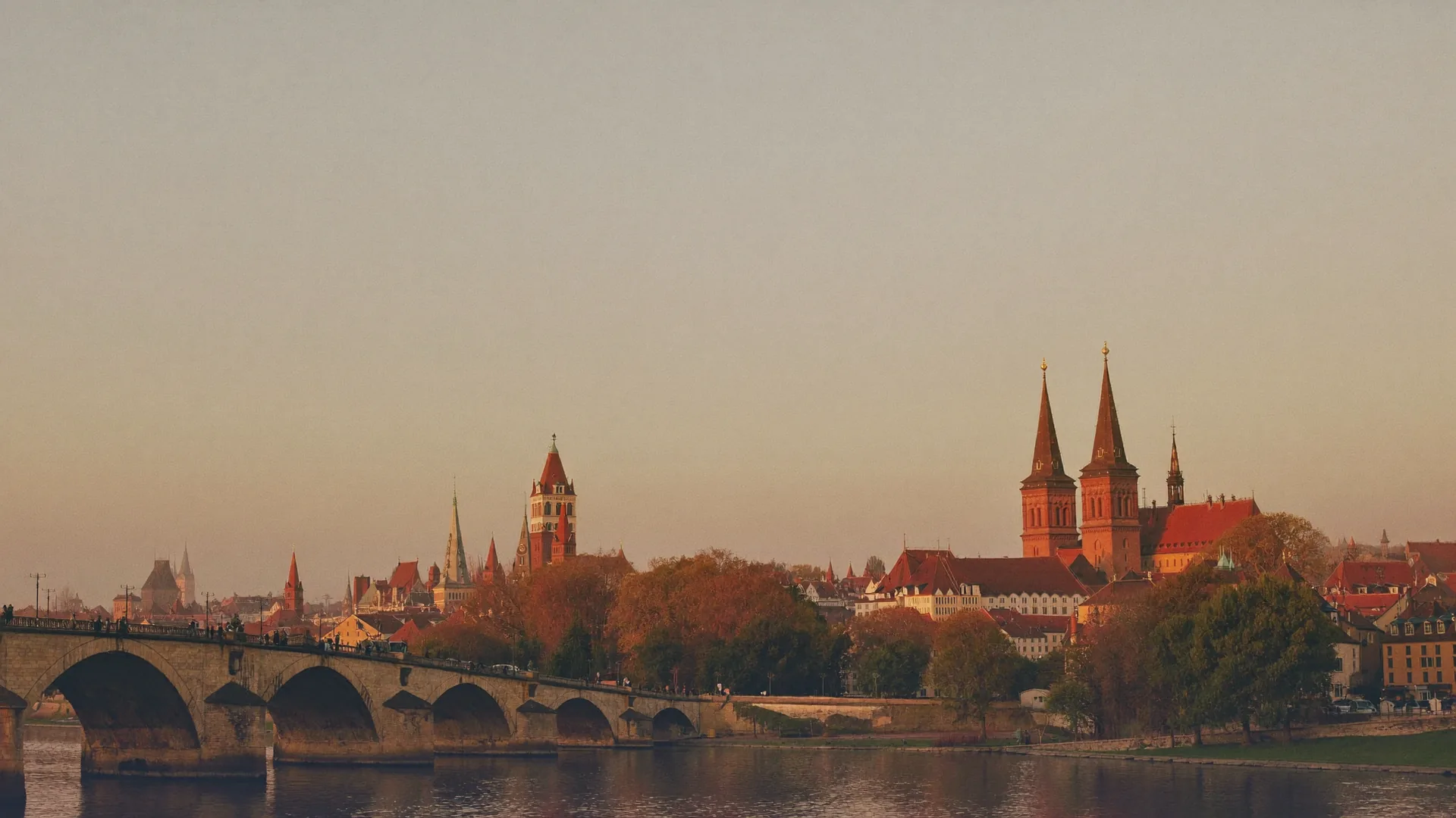 Panorama starego miasta nad rzeką o złotej godzinie